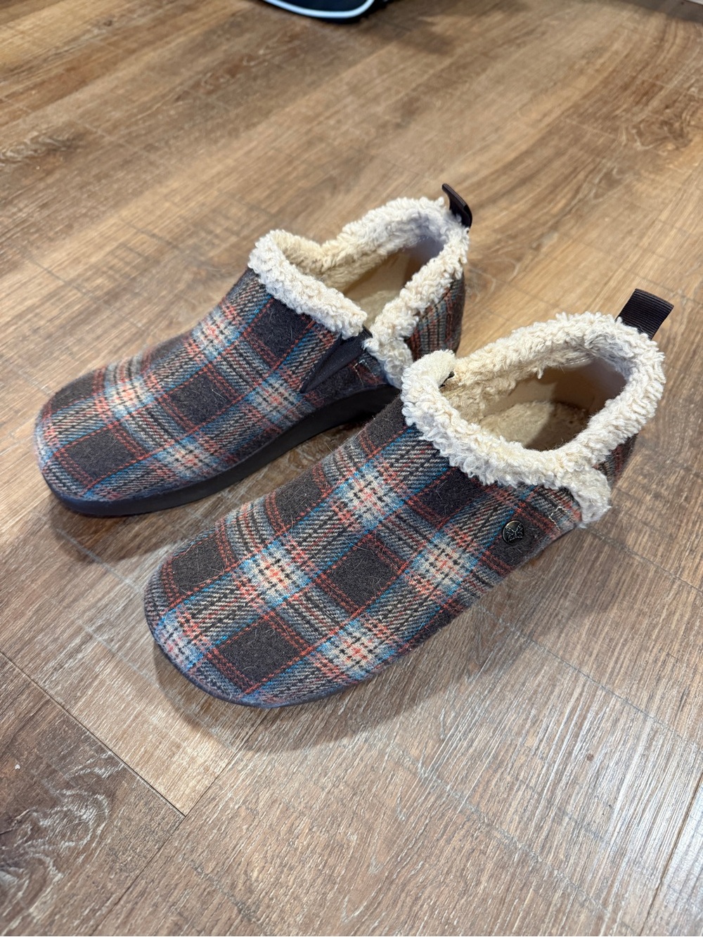 Algeria Cozee Plaid women’s Slip-On Slippers with Sherpa Lining - Brown size 9